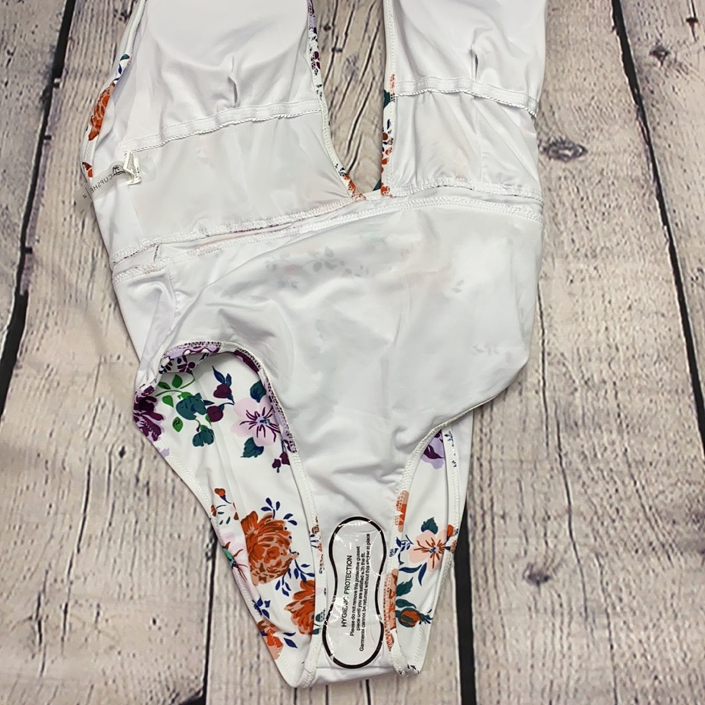 NWT: Cupshe White Floral 1pc Swimsuit Size: XL - Picture 17 of 17